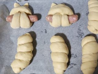 香肠面包,也可以做成小兔兔，做好的面包开始发酵