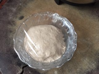 洛可可香蕉面包（水果种）,然后将搅拌好的种面放入玻璃碗中盖上保鲜膜静置1小时后放入冰箱冷藏24小时