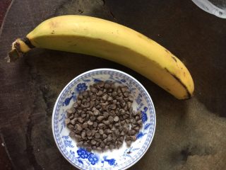 洛可可香蕉面包（水果种）,准备好香蕉和巧克力不溶豆