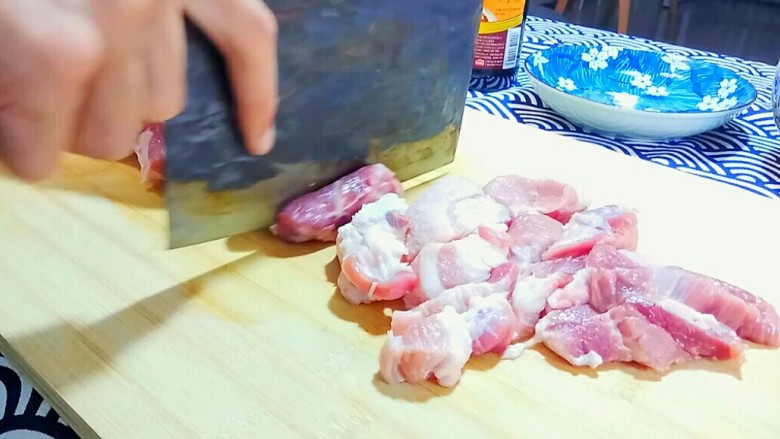 秋膘叉烧肉,猪肉切1.5厘米厚的大肉片。