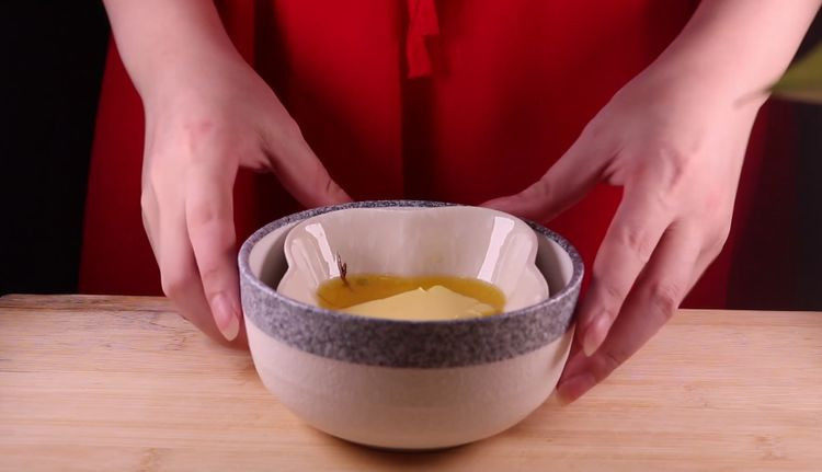 一碗面2个蛋，不加一滴水，做出美味的面食,接着将黄油放入碗中（隔水）融化备用。