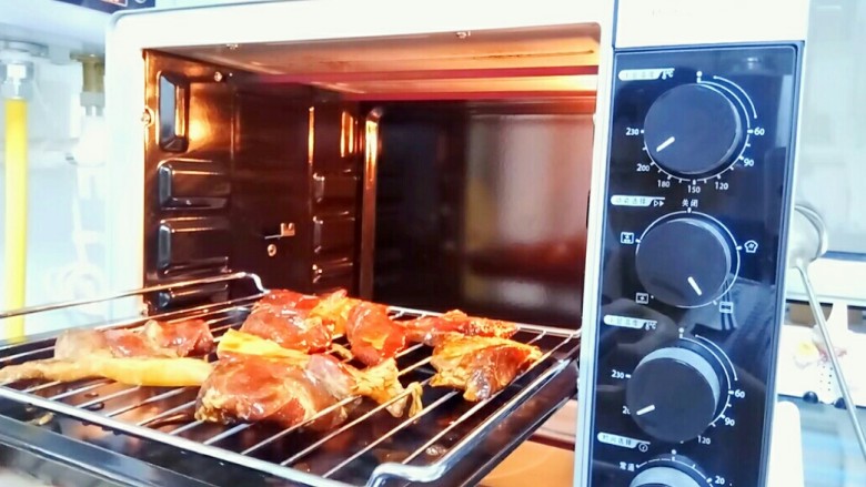 秋膘叉烧肉,放入预热好的烤箱先烤10分钟。