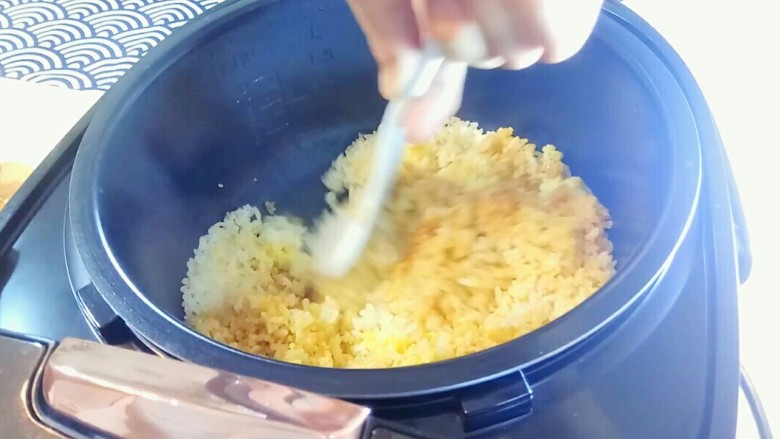 秋膘叉烧肉,用勺子把米饭拌匀。