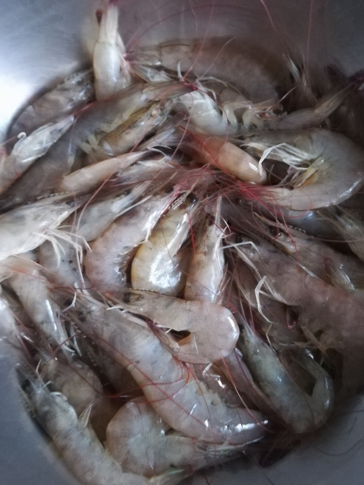 虾配菜,去买新鲜的海虾（青虾，基围虾，对虾均可），洗干净待用