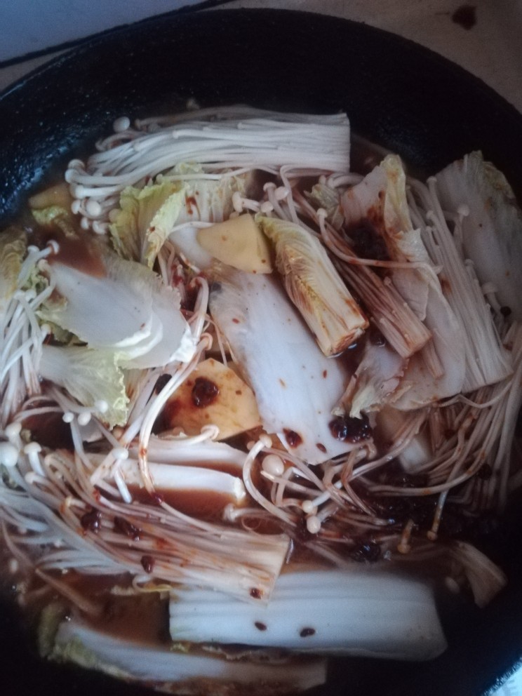 虾配菜,加入海天黄豆酱和酱油，在锅中翻炒，再加一碗水，成炖菜状态。