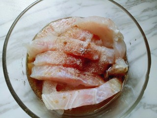 番茄龙利鱼汤,切好的龙利鱼块加入生抽，料酒，胡椒粉。