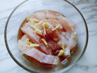 番茄龙利鱼汤,将去皮切丝，把姜丝放进龙利鱼块的模具里。用手抓拌均匀，腌制15分钟。