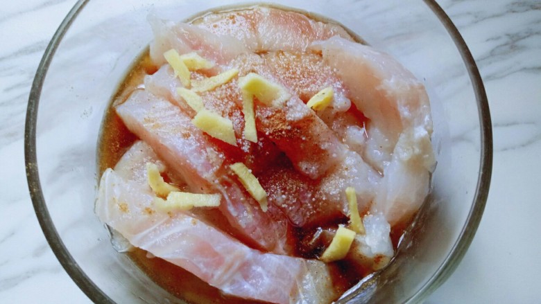 番茄龙利鱼汤,将去皮切丝，把姜丝放进龙利鱼块的模具里。用手抓拌均匀，腌制15分钟。