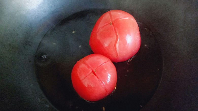 番茄龙利鱼汤,把番茄切十字刀，放入沸水锅中煮2分钟捞出。