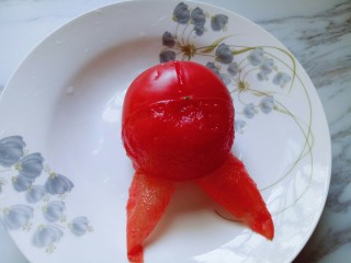 番茄龙利鱼汤,煮过的番茄凉一会剥皮很容易。