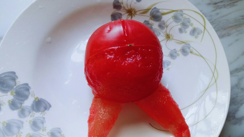 番茄龙利鱼汤,煮过的番茄凉一会剥皮很容易。