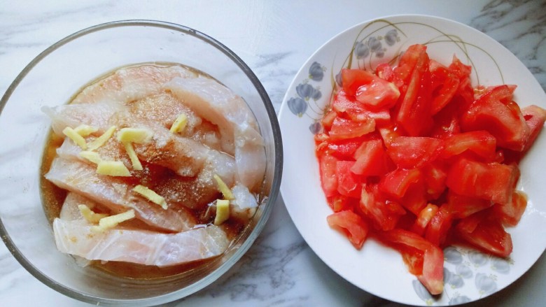 番茄龙利鱼汤,准备好食材。