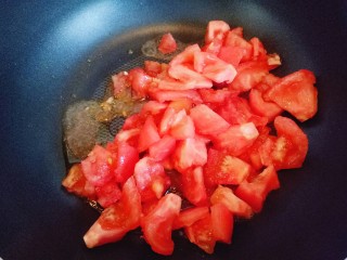 番茄龙利鱼汤,锅中加入油，加入蒜葱姜蒜炒香，再加入切好的番茄煸炒。