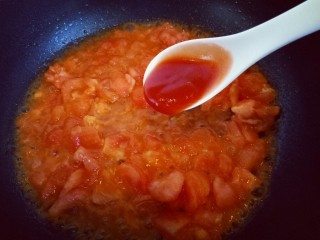 番茄龙利鱼汤,待番茄炒软碎时加入番茄酱。