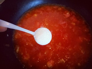 番茄龙利鱼汤,再加入糖。加入适量清水，大火烧烤。