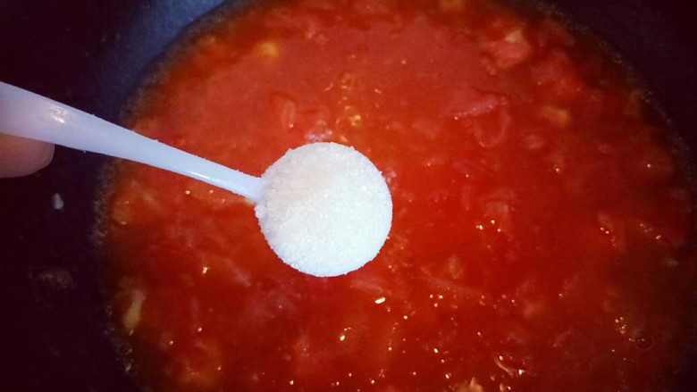 番茄龙利鱼汤,再加入糖。加入适量清水，大火烧烤。