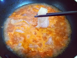 番茄龙利鱼汤,把腌制好的鱼块，用筷子夹入锅中，沸水煮3-4分钟即可。