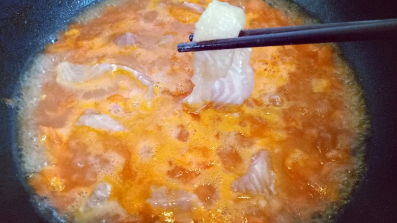 番茄龙利鱼汤,把腌制好的鱼块，用筷子夹入锅中，沸水煮3-4分钟即可。