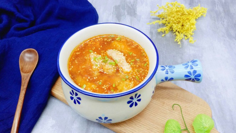 番茄龙利鱼汤,装入汤碗中，撒上葱花和白芝麻。