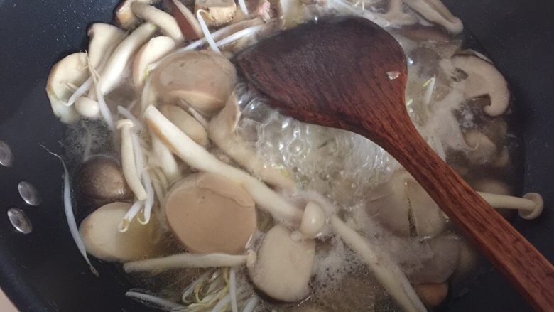 鲜菇杂菌浓汤,搅拌均匀