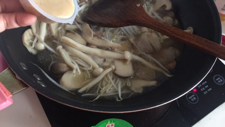 鲜菇杂菌浓汤,再加入2块浓汤宝