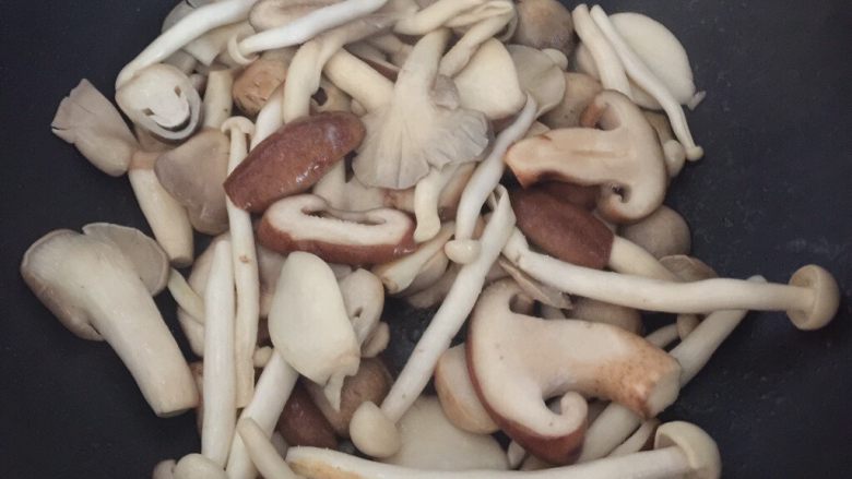 鲜菇杂菌浓汤,锅里热油后放入所有鲜菇炒（期间会出水，翻炒至收汁）