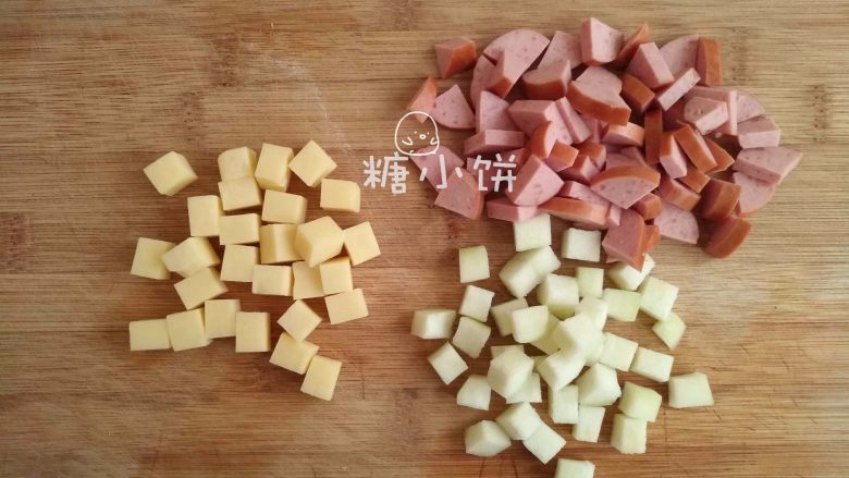 【京味面包】,奶酪、梨子和德式香肠都切丁备用，大小在0.5-1cm