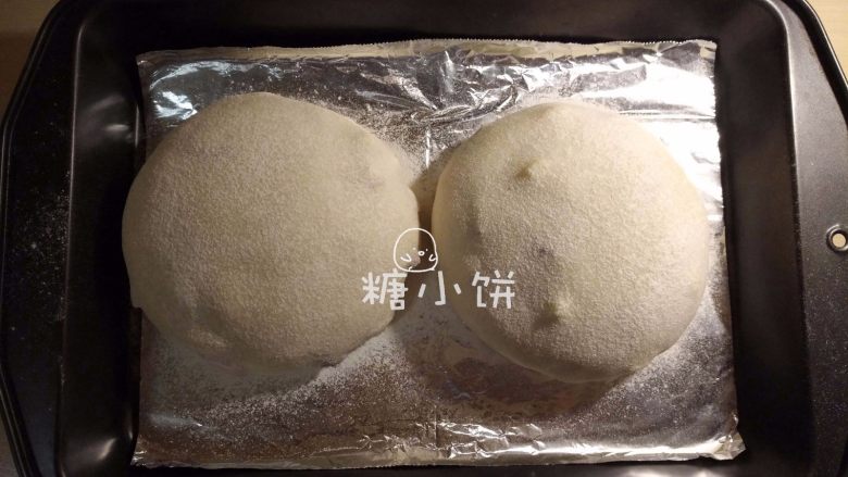 【京味面包】,室温末发40分钟，表面筛上薄薄一层面粉
（等待发酵的时候预热烤箱和石板）