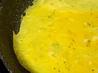 宝宝煎饺,鸡蛋打散，用平底锅剪成蛋皮。