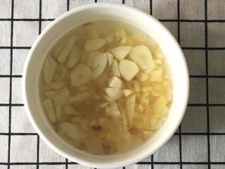 宝宝煎饺,准备姜蒜水。将大蒜和生姜切碎，倒入高出食材3,4厘米的水，腌制10几分钟