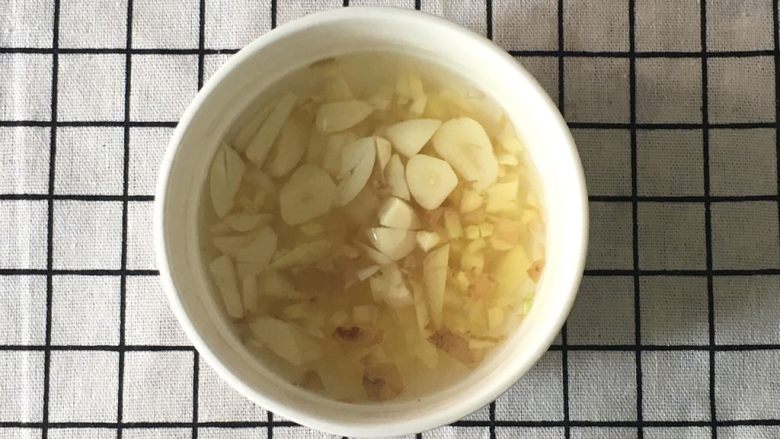 宝宝煎饺,准备姜蒜水。将大蒜和生姜切碎，倒入高出食材3,4厘米的水，腌制10几分钟