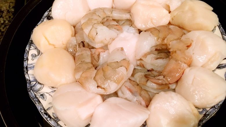 鲜虾瑶柱酱（详细版）,将瑶柱和虾沥干水放入盘子里，上锅大火蒸10分钟。这期间可以准备其他食材。