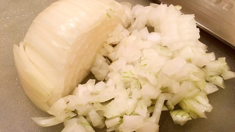 鲜虾瑶柱酱（详细版）,就是如图的样子。大小差不多的洋葱粒便于等下油炸更均匀。