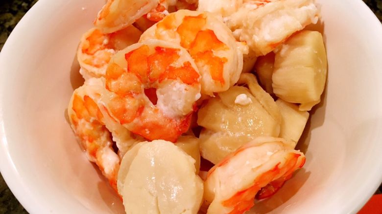 鲜虾瑶柱酱（详细版）,将蒸好的虾和瑶柱用筷子夹起来，放到另一个碗里放凉，再加工。