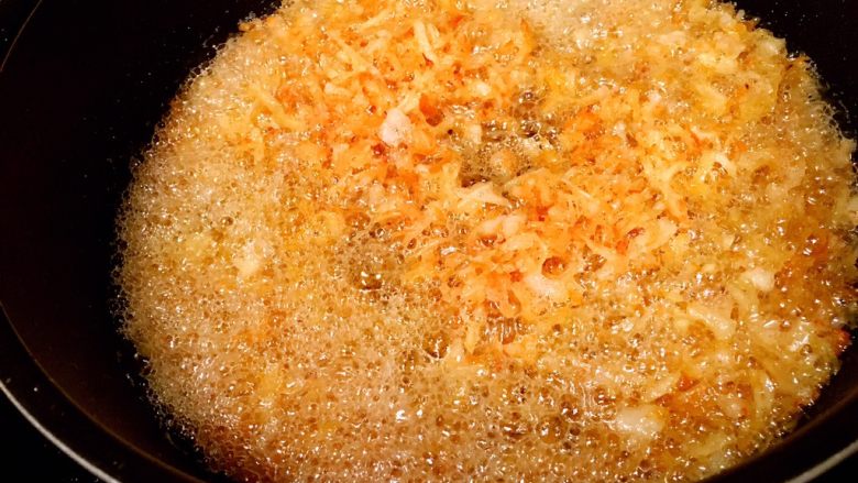 鲜虾瑶柱酱（详细版）,将瑶柱和虾炸至金黄色，直到锅里产生大量的泡泡，表示水分基本已经炸干。