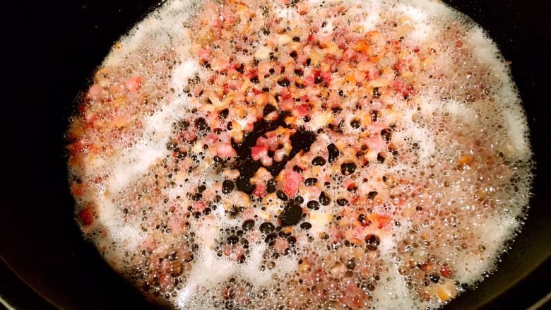 鲜虾瑶柱酱（详细版）,直到锅里开始出现大量的油，产生大量泡沫，培根变成金黄色，即可将培根捞起来。