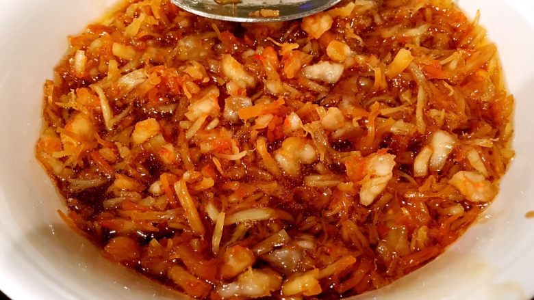 鲜虾瑶柱酱（详细版）,再将调好的酱料倒入炸好的虾和瑶柱碗里，完全浸泡。