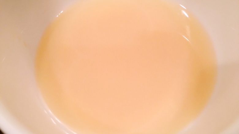 鲜虾瑶柱酱（详细版）,将蒸虾和瑶柱的汤倒进碗里做高汤使用，汤汁乳白色，闻着非常鲜美。