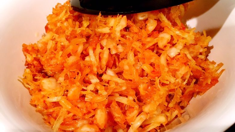 鲜虾瑶柱酱（详细版）,将金色的虾和瑶柱碎捞起来备用。如图是比较好的颜色和状态。