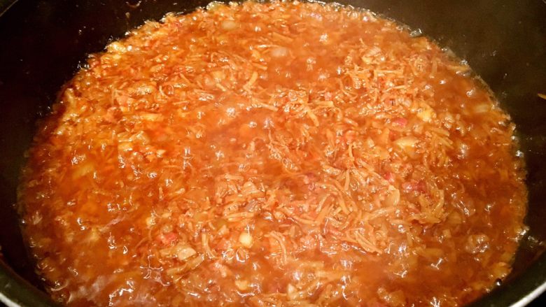 鲜虾瑶柱酱（详细版）,再倒入蒸瑶柱和虾时取出的高汤，开盖小火熬煮5分钟。