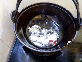 只吃一碗饭之无水肉末丝瓜腊肠饭,首先，锅里放干辣椒，蒜末爆香