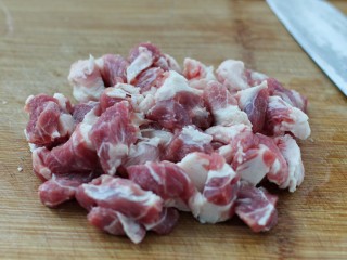 溜肉段,猪肉切成适量大小的块状