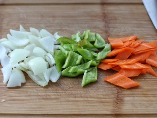 溜肉段,洋葱、尖椒和胡萝卜分别切成斜片