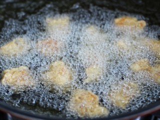 溜肉段,锅中放适量油烧至八成热，放入裹满淀粉糊的肉段