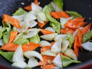 溜肉段,再放入洋葱、胡萝卜和尖椒翻炒均匀