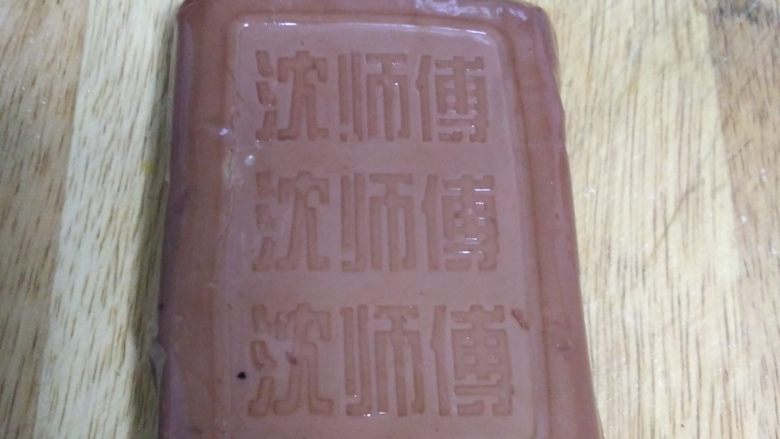 彩色双拼水饺,<a style='color:red;display:inline-block;' href='/shicai/ 9'>鸡蛋</a>干取出，吸干表面<a style='color:red;display:inline-block;' href='/shicai/ 156925'>水</a>分