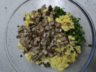 彩色双拼水饺,鸡蛋干和炒鸡蛋放入韭菜中