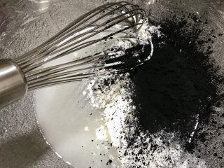 黑·竹炭咸奥利奥蛋糕卷,将40g面粉和8g竹炭粉倒入牛奶中，用手动打蛋器Z型拌匀，无干面粉无颗粒即可，面粉一定要过筛，不然会有面疙瘩