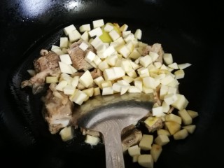 香芋排骨饭,加少许油倒入排骨，芋艿，蒜，姜