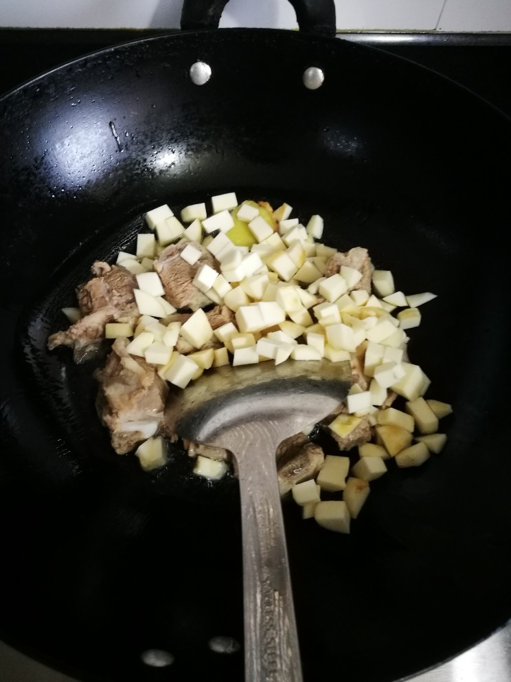 香芋排骨饭,加少许油倒入排骨，芋艿，蒜，姜